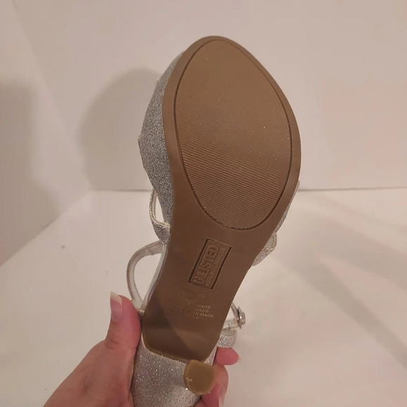 Unlisted A Kenneth Cole Production Hour Friend Silver Glitter Heels in Size 8 - Picture 10 of 12